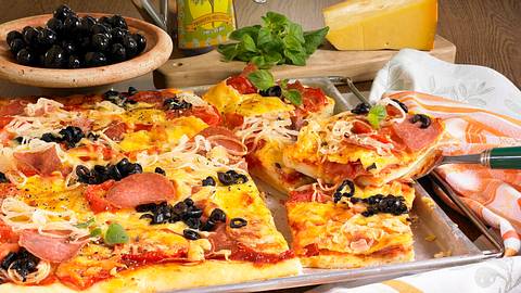 Pizza vom Blech mit Salami, Gemüsezwiebeln, frischen Tomaten und Oliven Rezept - Foto: Pretscher, Tillmann