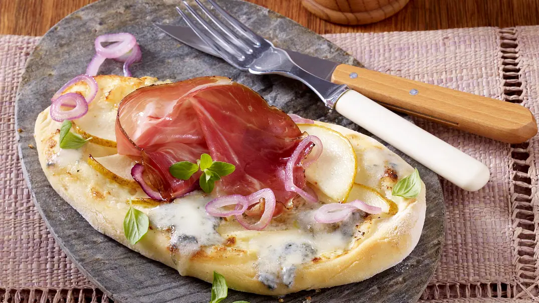 Pizza-Zungen mit Gorgonzola, Birnen und Tiroler Speck Rezept - Foto: Stellmach, Peter Pizza-Zungen mit Gorgonzola, Birnen und Tiroler Speck Rezept - Foto: Stellmach, Peter