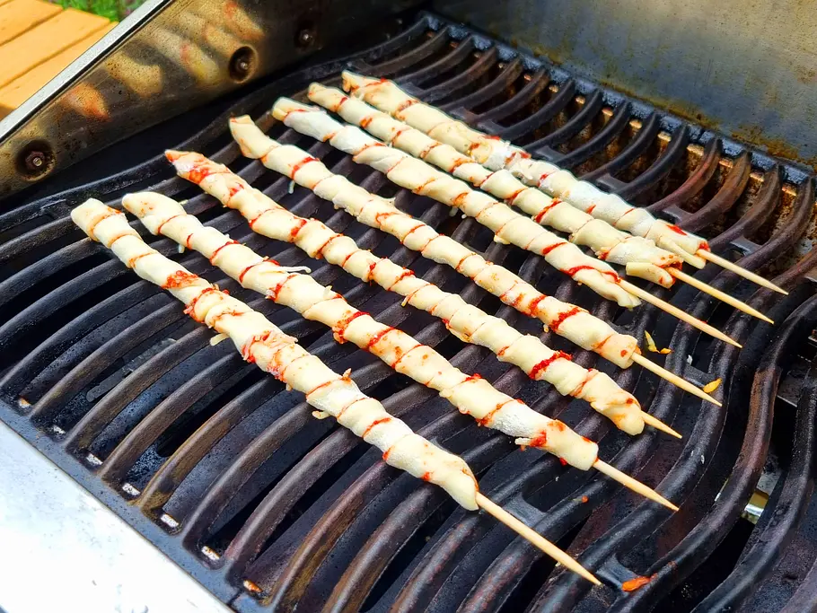 Pizza-Fackeln auf dem Grillrost.