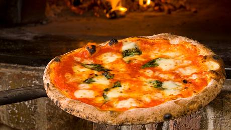 Pizza in Pizzaofen - Foto: iStock/tadphoto