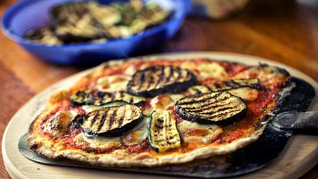 Mit der Pizzaschaufel die Pizza ganz einfach rausholen - Foto: iStock