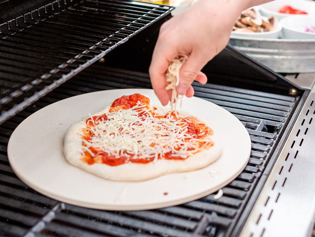 So einfach kann man Pizza auf dem Grill zubereiten