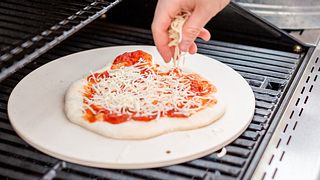 So einfach kann man Pizza auf dem Grill zubereiten - Foto: iStock
