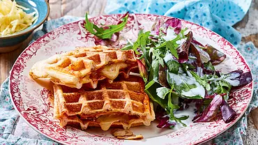 Pizzataschen aus dem Waffeleisen Rezept - Foto: LECKER @ Bauer Media Group Pizzataschen aus dem Waffeleisen Rezept - Foto: LECKER @ Bauer Media Group