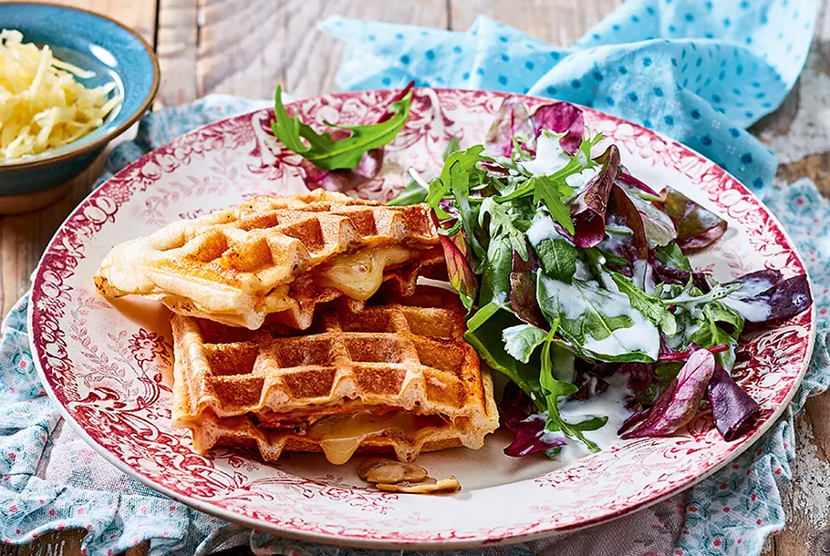 Pizzataschen aus dem Waffeleisen Rezept Pizzataschen aus dem Waffeleisen Rezept