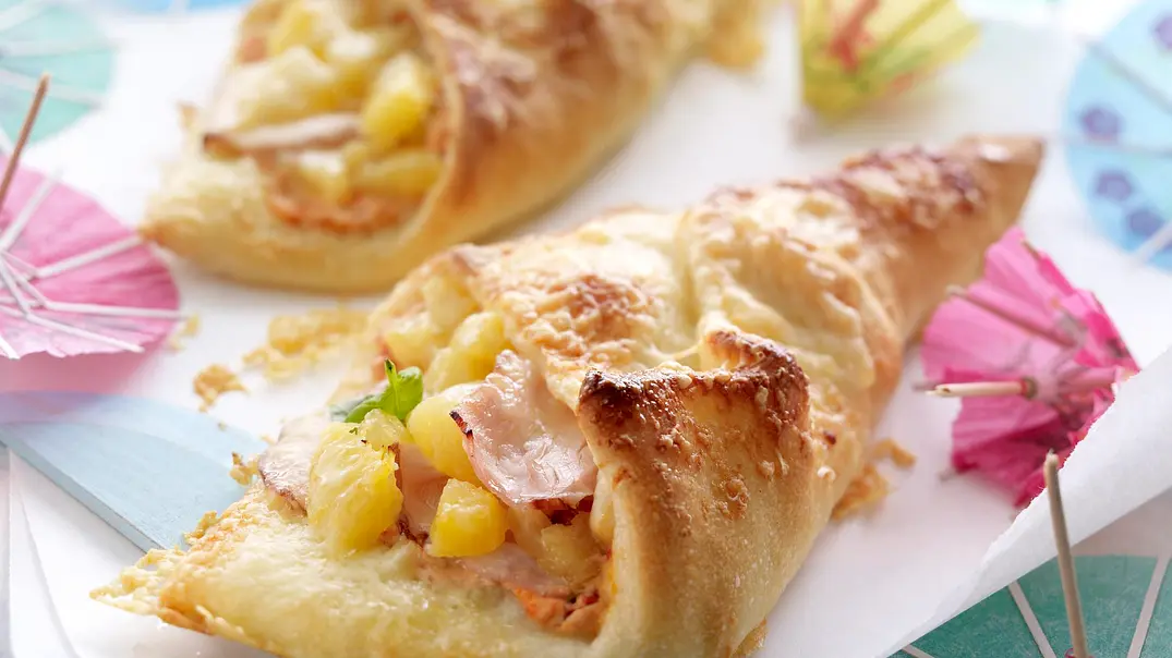 Pizzataschen Hawaii Rezept - Foto: LECKER @ Bauer Media Group