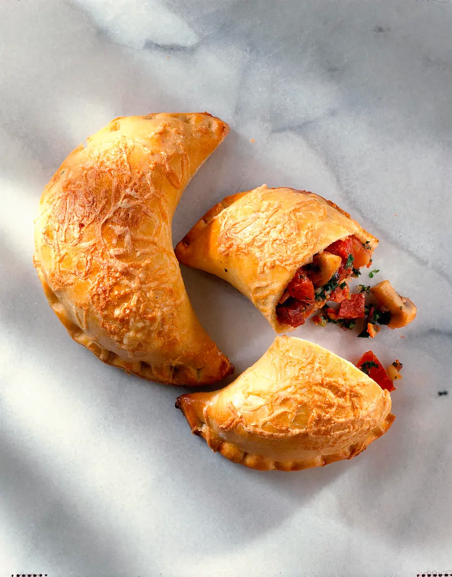 Pizzataschen mit Champignon-Salamifüllung Rezept Pizzataschen mit Champignon-Salamifüllung Rezept