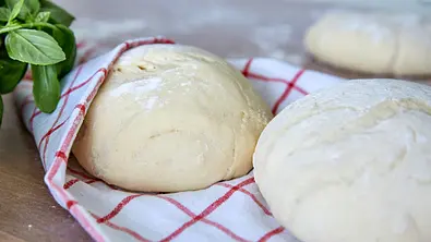 Pizzateig auf einem Küchentuch - Foto: LECKER @ Bauer Media Group
