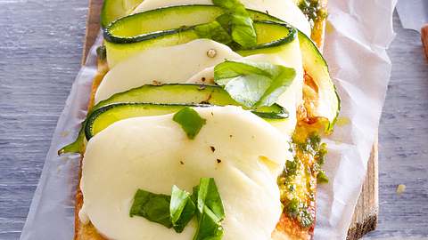 Pizzette caprese verde Rezept - Foto: House of Food / Bauer Food Experts KG