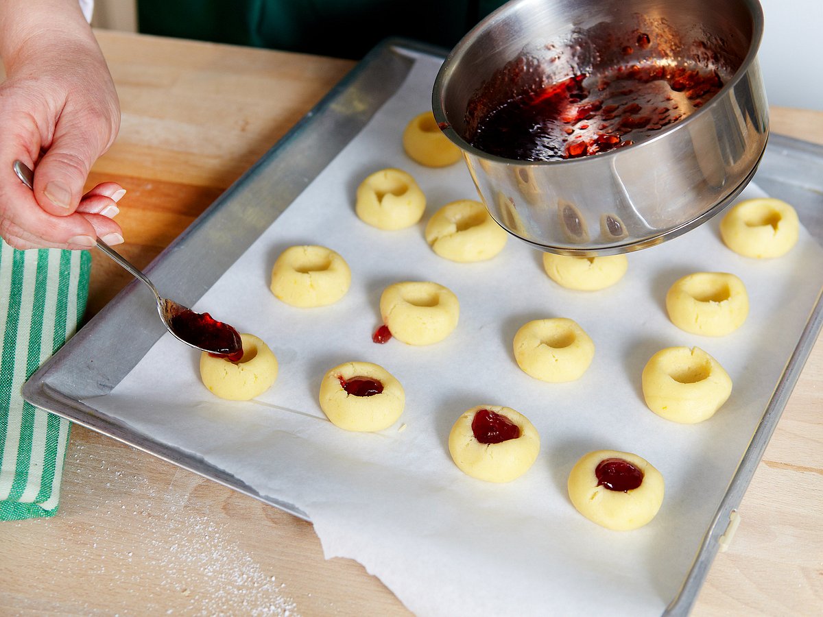 Plätzchen mit Marmelade füllen