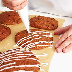 Plätzchen mit Zuckerguss verzieren - Foto: House of Food / Bauer Food Experts KG