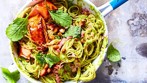 Platz da – für Avo-Lachs-Pasta! Rezept - Foto: House of Food / Bauer Food Experts KG