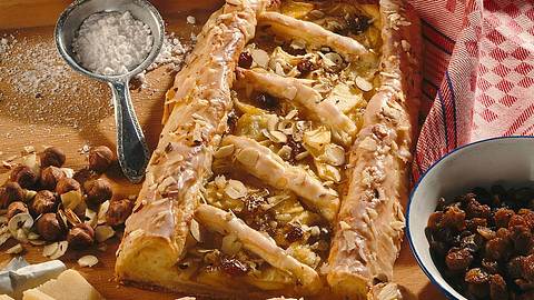 Plunderstreifen mit Apfel-Marzipan-Füllung (für zwei Streifen) Rezept - Foto: Horn