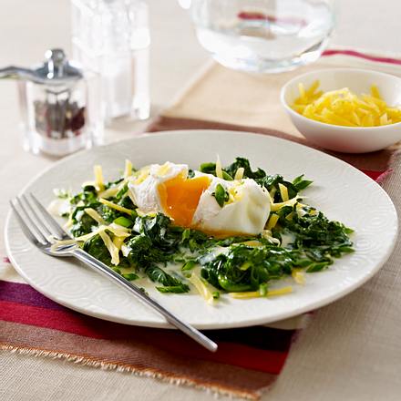 Pochierte Eier auf Cheddar-Spinat Rezept