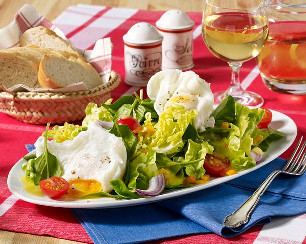 Pochierte Eier auf Salat Rezept