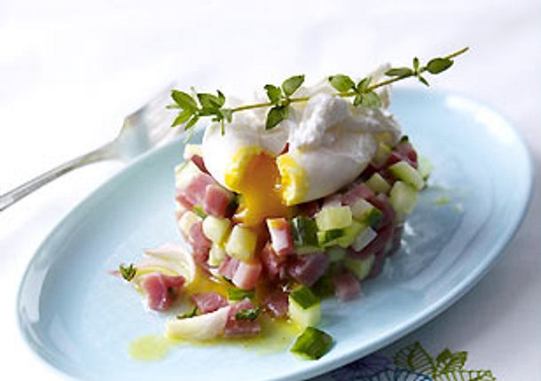 Pochierte Eier auf Schinken-Gurken-Tatar Rezept Pochierte Eier auf Schinken-Gurken-Tatar Rezept