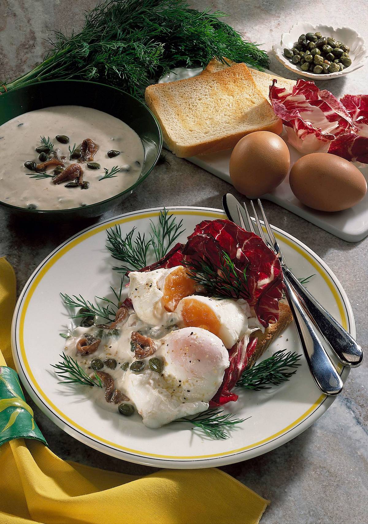 Pochierte Eier auf Toast mit Sardellen-Kapernsoße Rezept