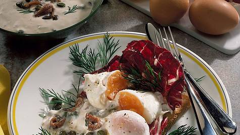Pochierte Eier auf Toast mit Sardellen-Kapernsoße Rezept - Foto: Neckermann