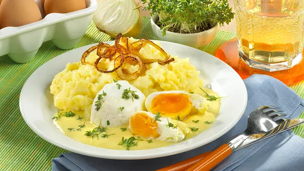 Pochierte Eier in Senfsoße mit Kartoffelbrei Rezept - Foto: LECKER @ Bauer Media Group