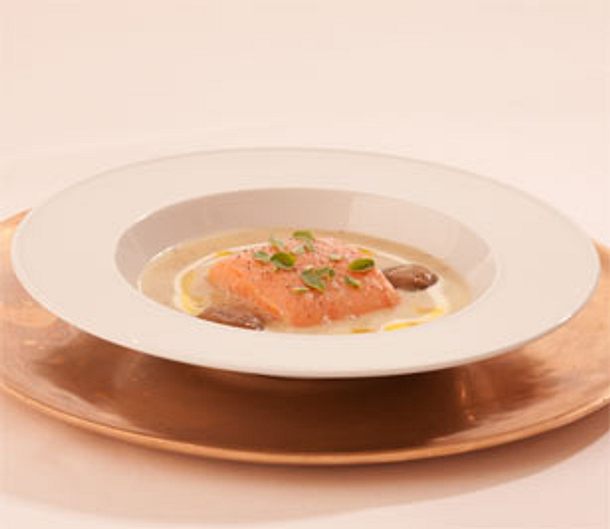 Pochierte Eismeerlachsforelle im Kartoffelsalatfond mit Egerlingen und Leinöl (Kolja Kleeberg) Rezept