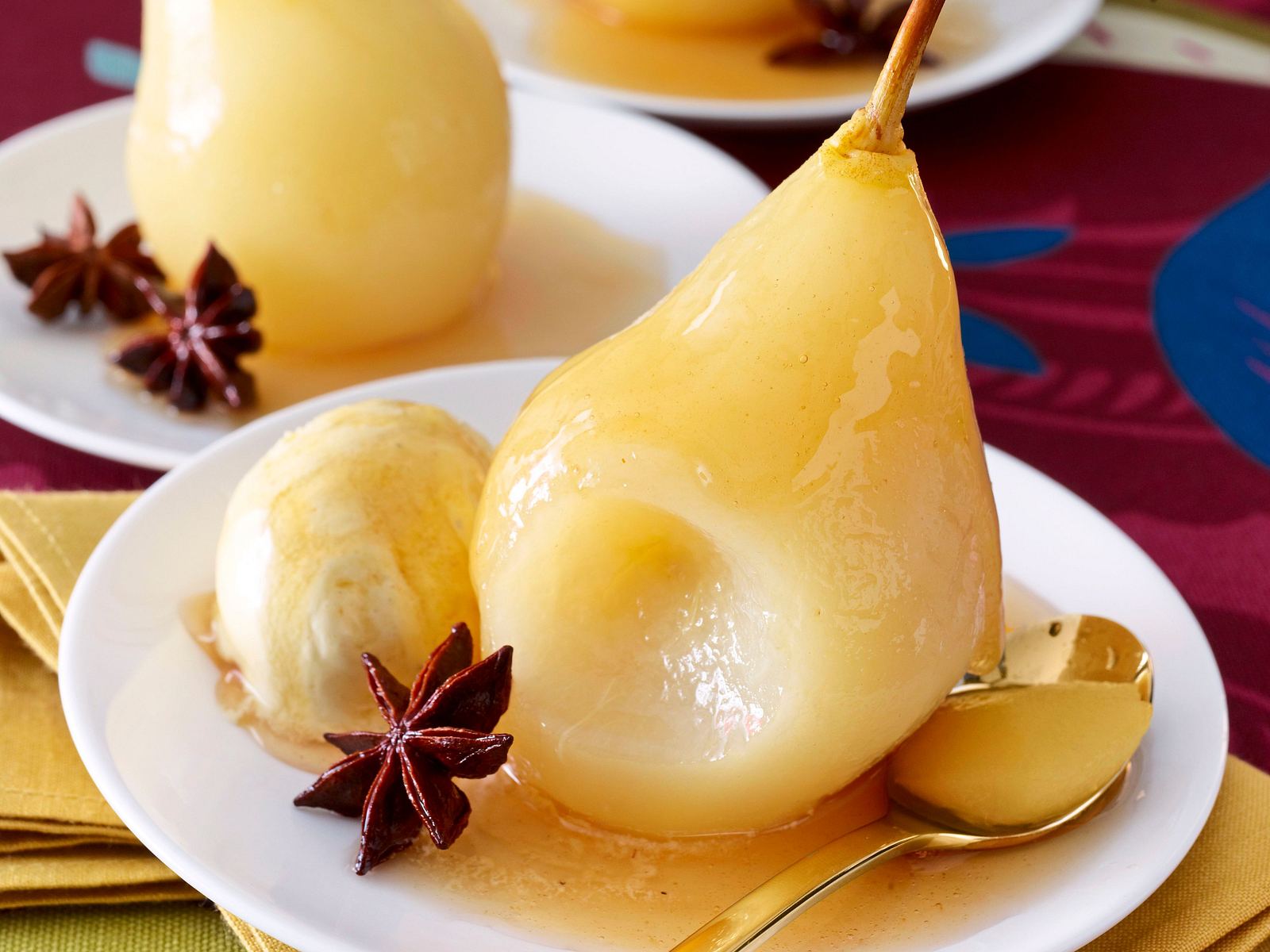 Pochierte Honig-Birnen Rezept | LECKER
