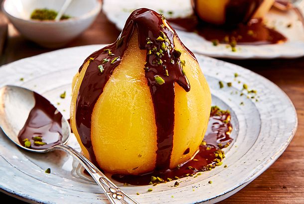 Pochierte Quitten mit Schokosoße Rezept Pochierte Quitten mit Schokosoße Rezept