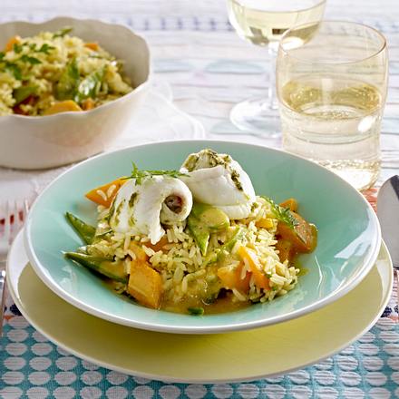 Pochierte Schollenröllchen mit Pesto-Füllung auf Kokos-Curry-Reis mit Zuckerschoten und Paprika Rezept