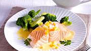 Pochierter Lachs mit Hollandaise Rezept - Foto: House of Food / Bauer Food Experts KG