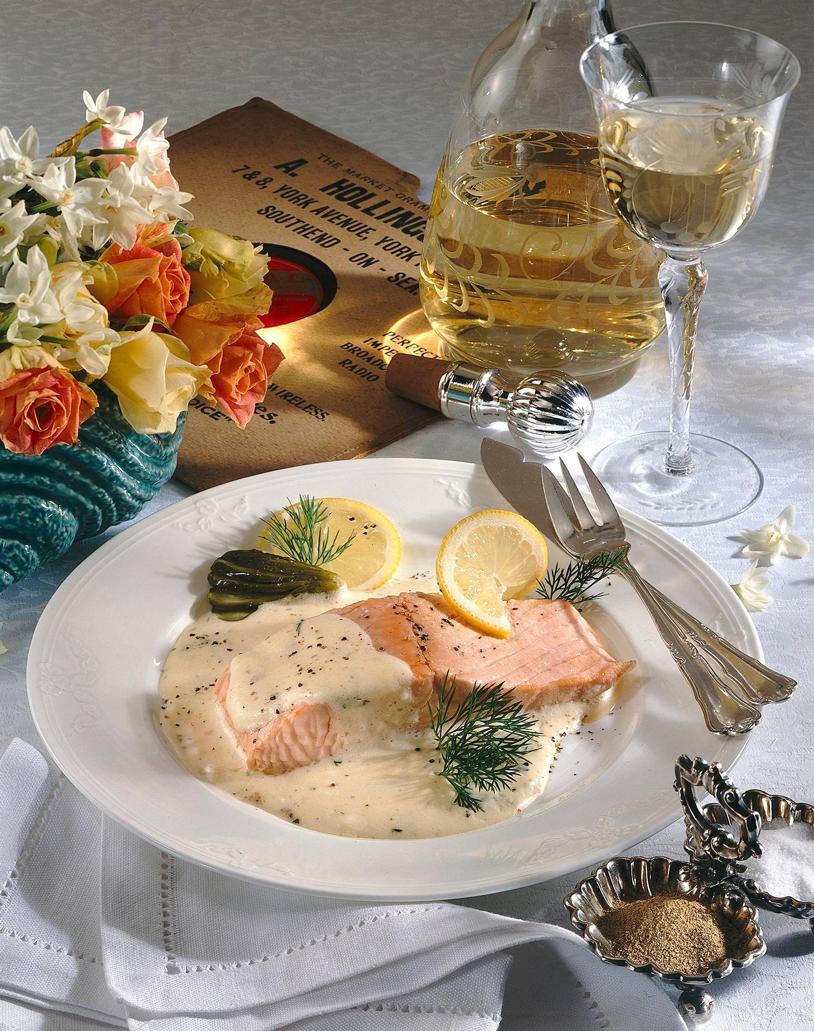 Pochierter Lachs mit Weißwein-Meerrettichsoße Rezept | LECKER