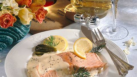 Pochierter Lachs mit Weißwein-Meerrettichsoße Rezept - Foto: House of Food / Bauer Food Experts KG