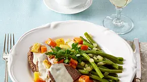 Pochierter Tafelspitz mit Meerrettichsoße, grünen Bohnen und gebratenen Gemüsewürfeln Rezept - Foto: LECKER @ Bauer Media Group Pochierter Tafelspitz mit Meerrettichsoße, grünen Bohnen und gebratenen Gemüsewürfeln Rezept - Foto: LECKER @ Bauer Media Group