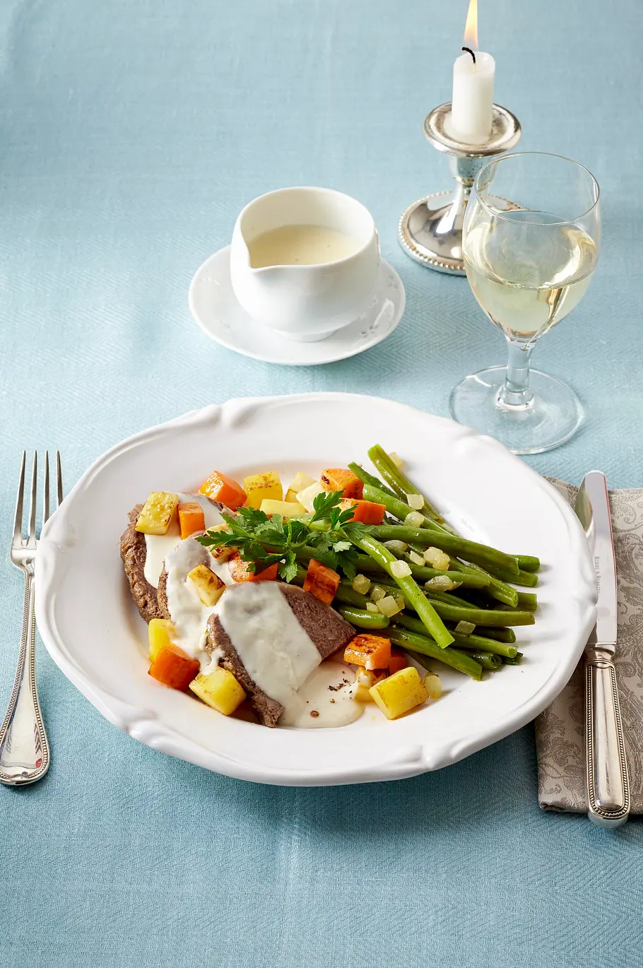 Pochierter Tafelspitz mit Meerrettichsoße, grünen Bohnen und gebratenen Gemüsewürfeln Rezept