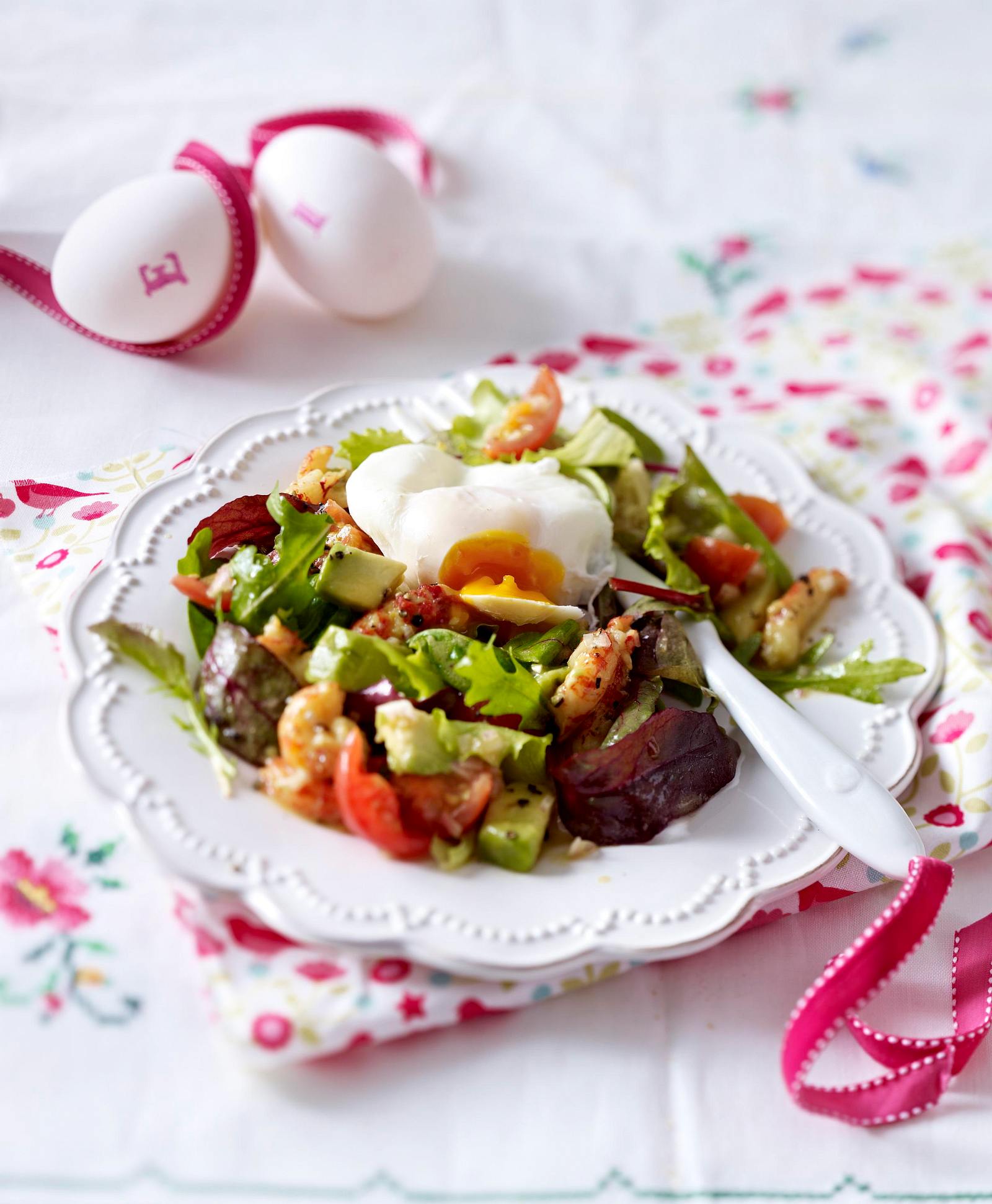 Pochiertes Ei auf Avocadosalat mit Flusskrebsen Rezept | LECKER