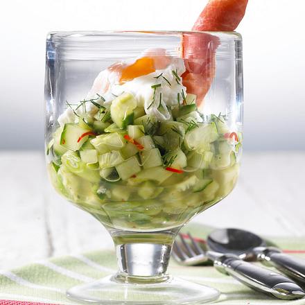 Pochiertes Ei auf Gurkensalsa und Parmaschinken Rezept Pochiertes Ei auf Gurkensalsa und Parmaschinken Rezept