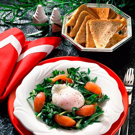 Pochiertes Ei auf Löwenzahnsalat Rezept Pochiertes Ei auf Löwenzahnsalat Rezept