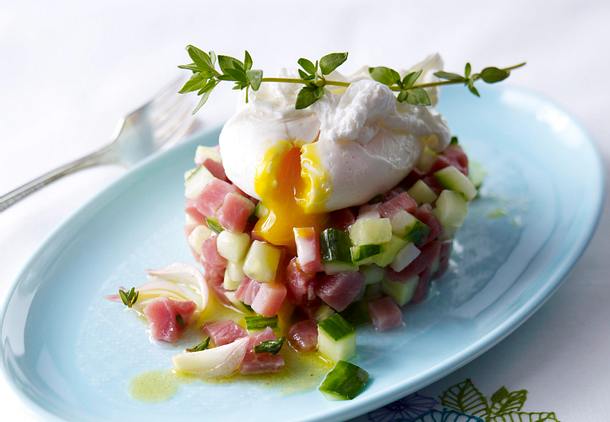Pochiertes Ei auf Schinken-Gurken-Tatar Rezept Pochiertes Ei auf Schinken-Gurken-Tatar Rezept
