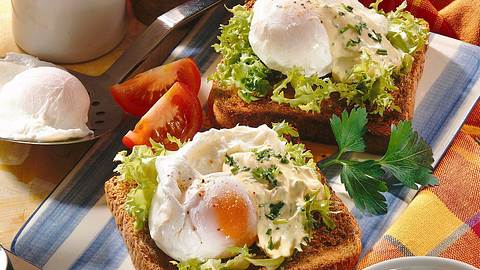 Pochiertes Ei auf Vollkorntoast Rezept - Foto: House of Food / Bauer Food Experts KG