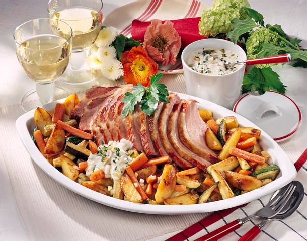 Pochiertes Kasseler mit Eier-Remoulade und Röstkartoffelgemüse Rezept Pochiertes Kasseler mit Eier-Remoulade und Röstkartoffelgemüse Rezept