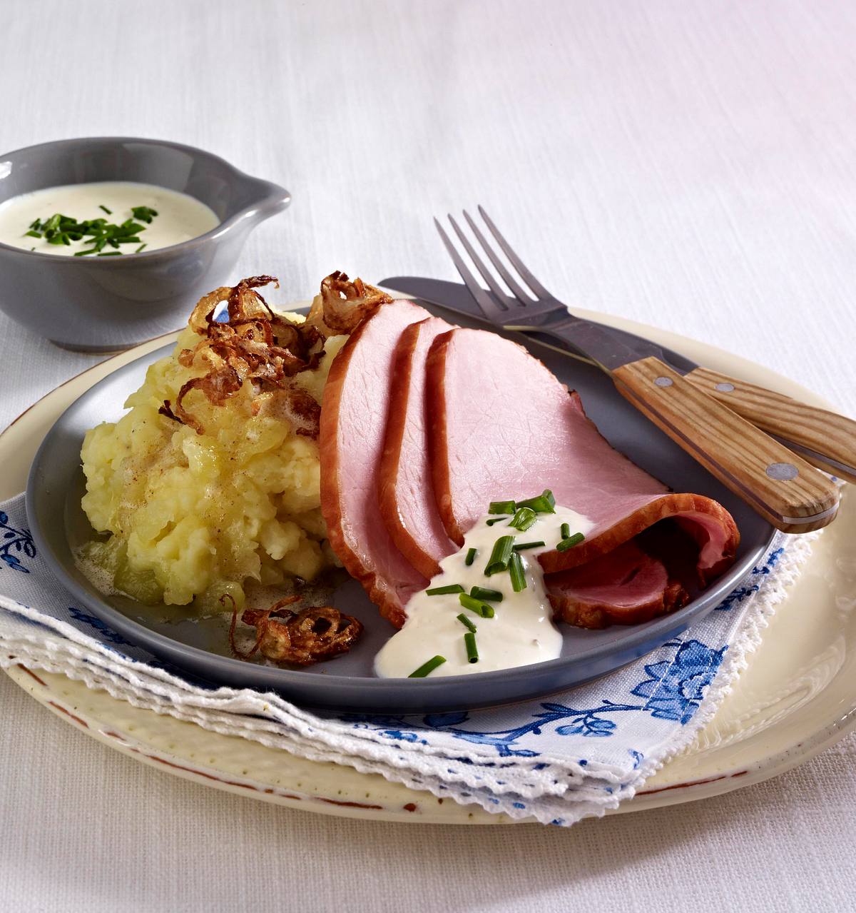 Pochiertes Kasseler zu Birnen-Kartoffelpüree mit Meerrettich-Schmand Rezept