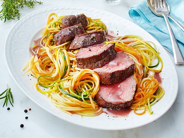 Pochiertes Rinderfilet auf Gemüsenudeln Rezept Pochiertes Rinderfilet auf Gemüsenudeln Rezept