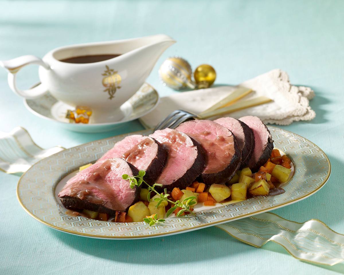 Pochiertes Rinderfilet in Rotweinsoße mit Röstkartoffeln und Möhren +  Variante Rezept