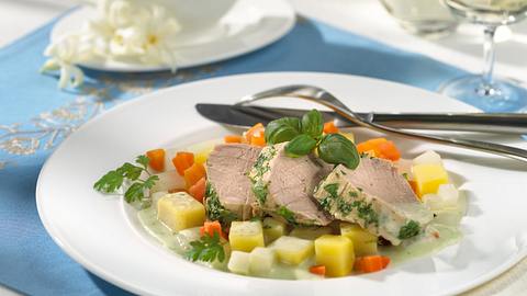 Pochiertes Schweinefilet mit Bouillon-Gemüse und Kräuterbéchamel Rezept - Foto: House of Food / Bauer Food Experts KG