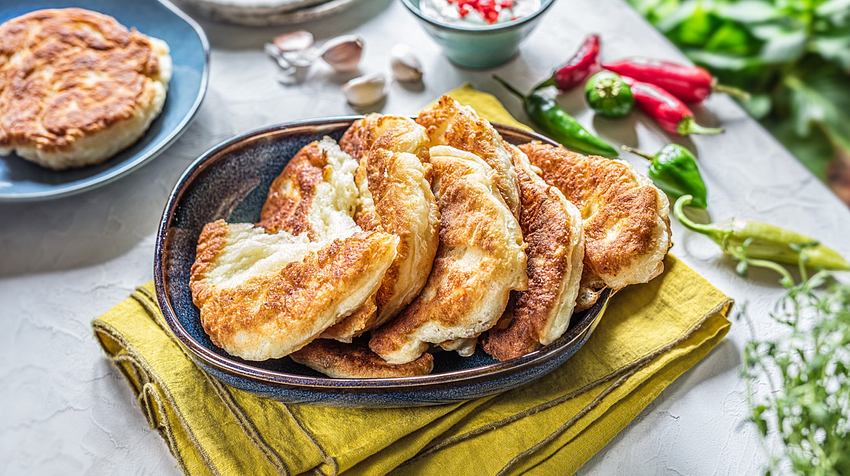 Lángosok – Saftige Kartoffel-Fladen mit würziger Rahmsoße Rezept - Foto: Podravka
