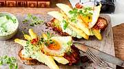 Poeten-Spargel mit grünem Dip auf Röstbrot Rezept - Foto: House of Food / Bauer Food Experts KG