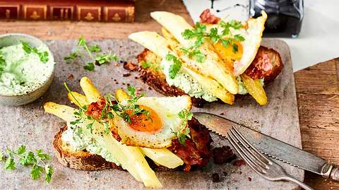 Poeten-Spargel mit grünem Dip auf Röstbrot Rezept - Foto: House of Food / Bauer Food Experts KG