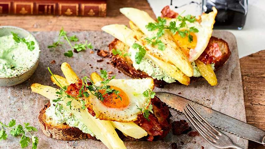 Poeten-Spargel mit grünem Dip auf Röstbrot Rezept - Foto: House of Food / Bauer Food Experts KG