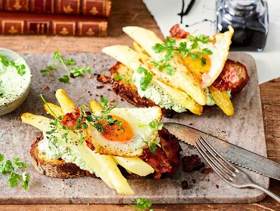 Poeten-Spargel mit grünem Dip auf Röstbrot Rezept Poeten-Spargel mit grünem Dip auf Röstbrot Rezept