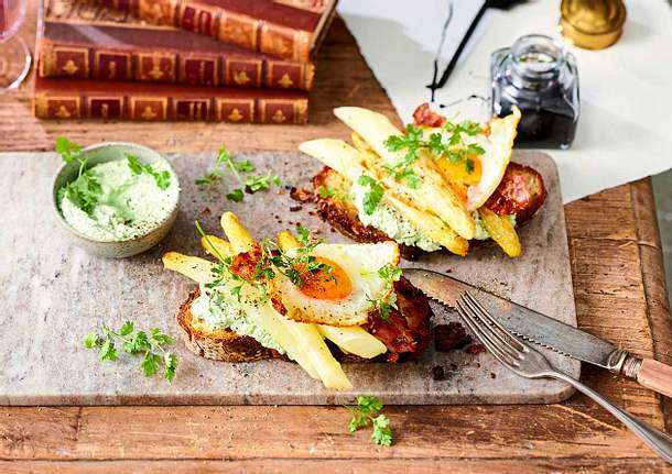 Poeten-Spargel mit grünem Dip auf Röstbrot Rezept