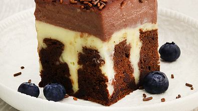 Poke-Cake mit Pudding - Foto: ShowHeroes für LECKER @ Bauer Media Group