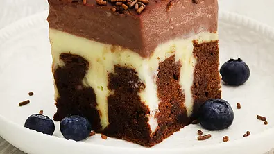 Poke-Cake mit Pudding - Foto: ShowHeroes für LECKER @ Bauer Media Group
